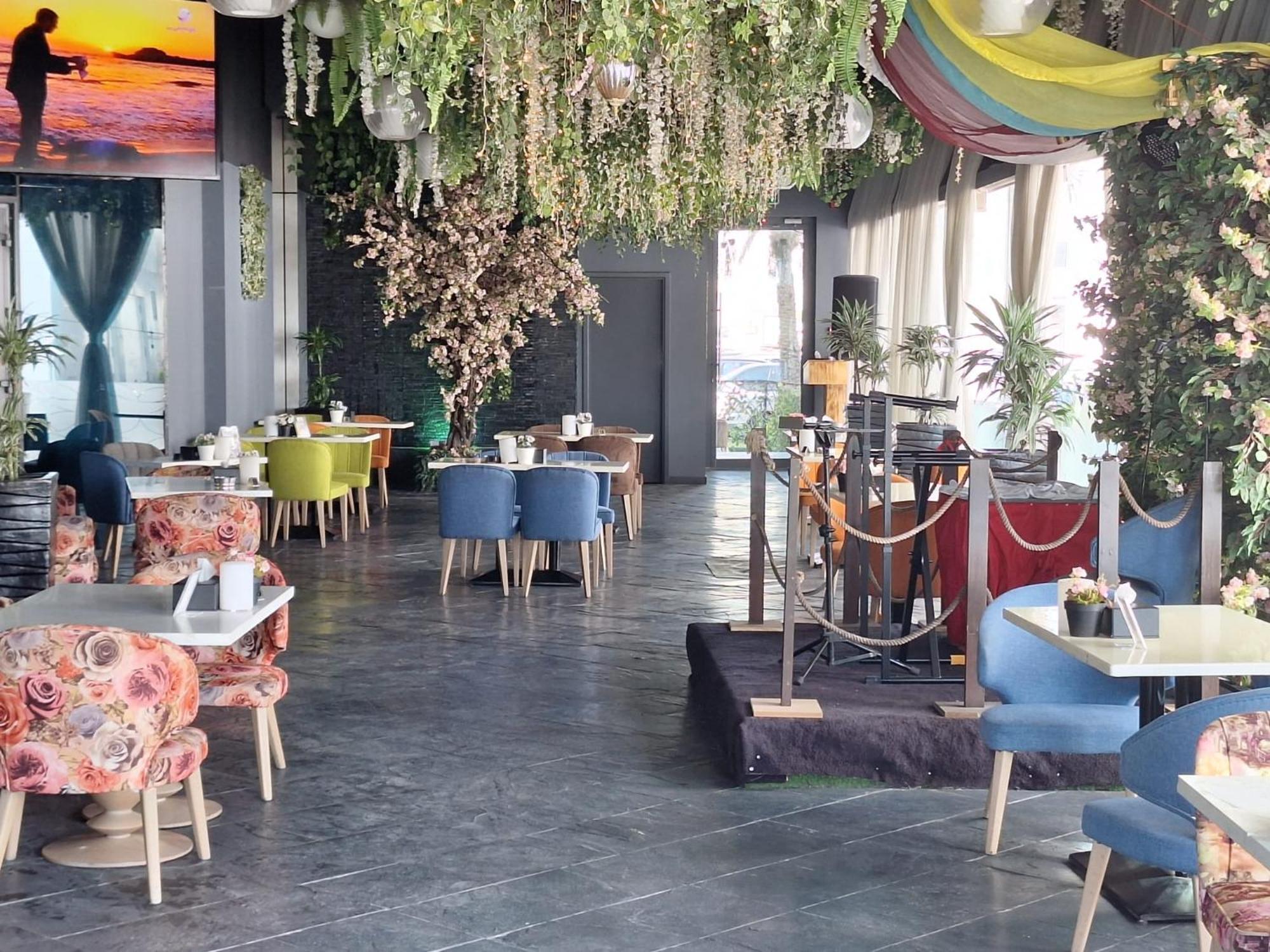 Ramee Grand Hotel And Spa Manama Exterior foto The interior of the restaurant