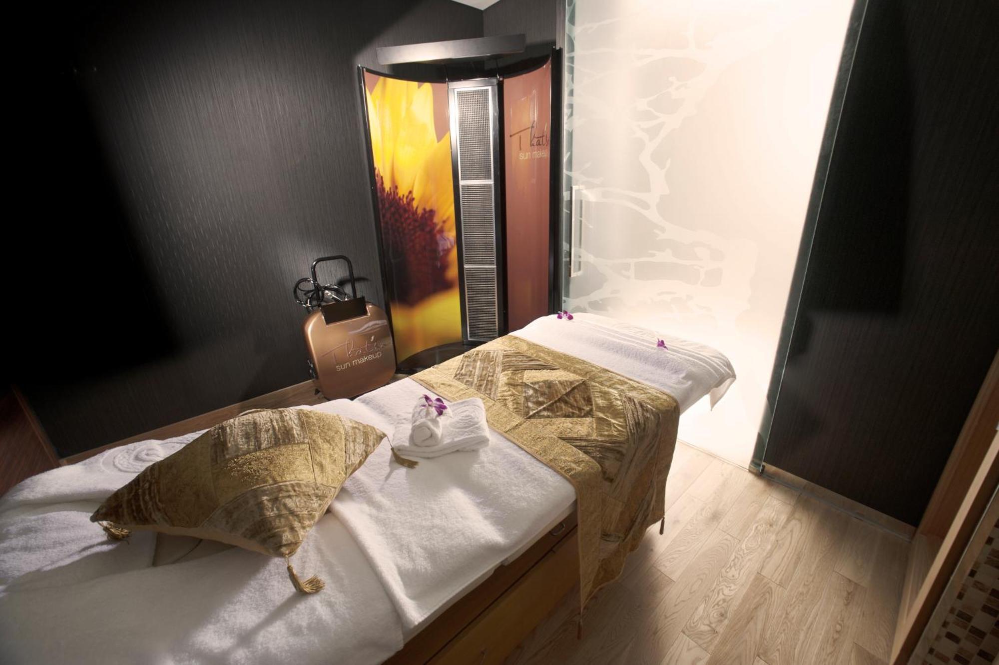 Ramee Grand Hotel And Spa Manama Exterior foto A spa treatment room