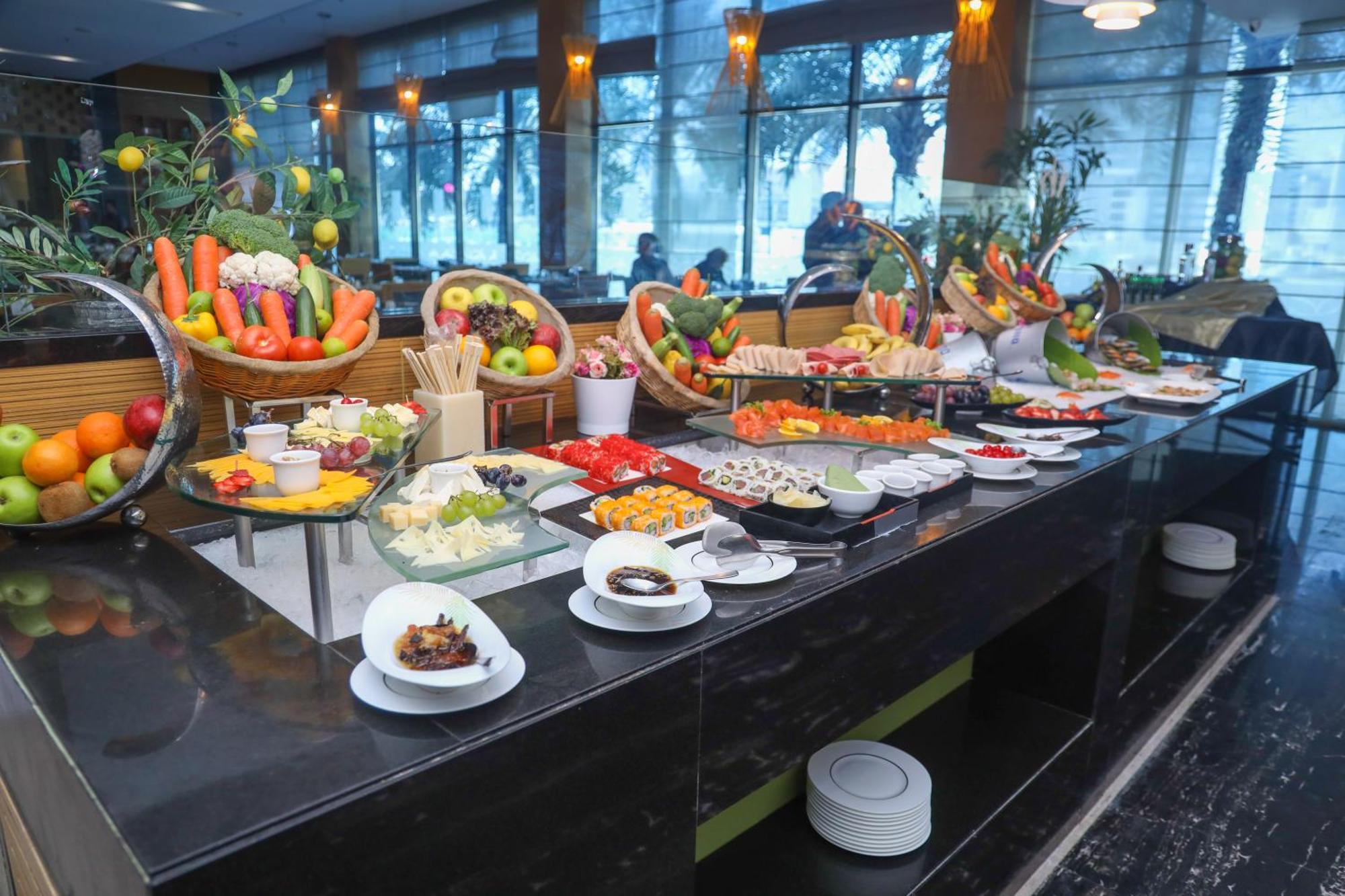Ramee Grand Hotel And Spa Manama Exterior foto A buffet at a hotel