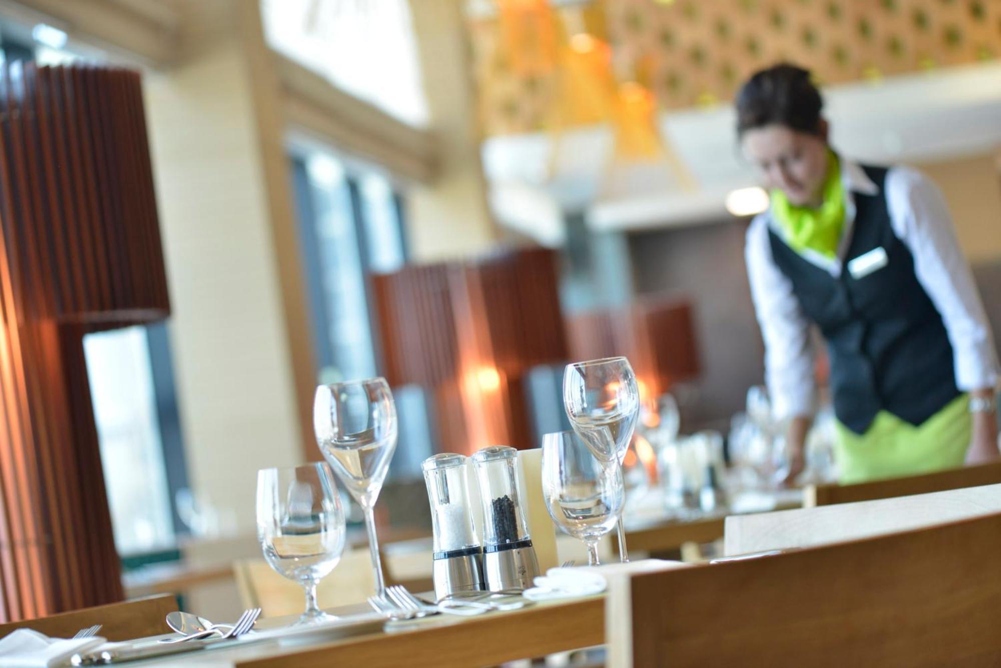 Ramee Grand Hotel And Spa Manama Exterior foto A restaurant in the airport