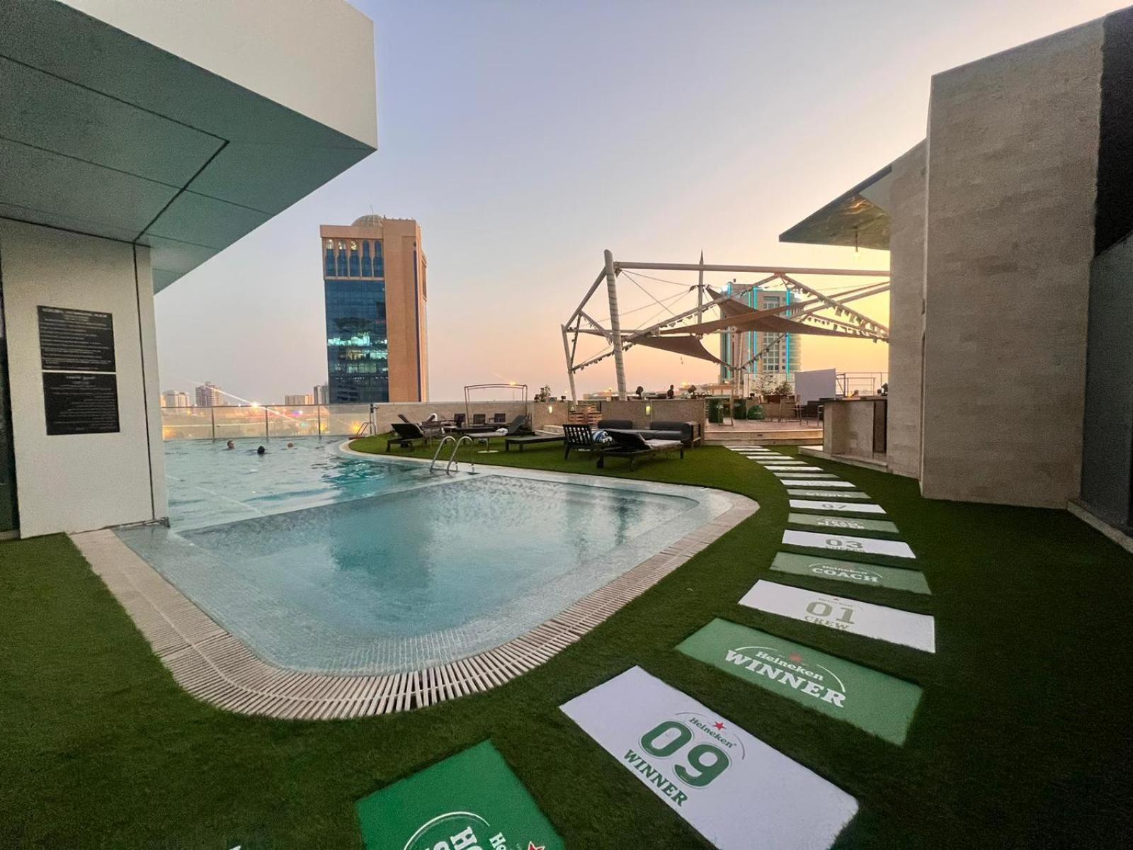 Ramee Grand Hotel And Spa Manama Exterior foto Rooftop pool at the hotel