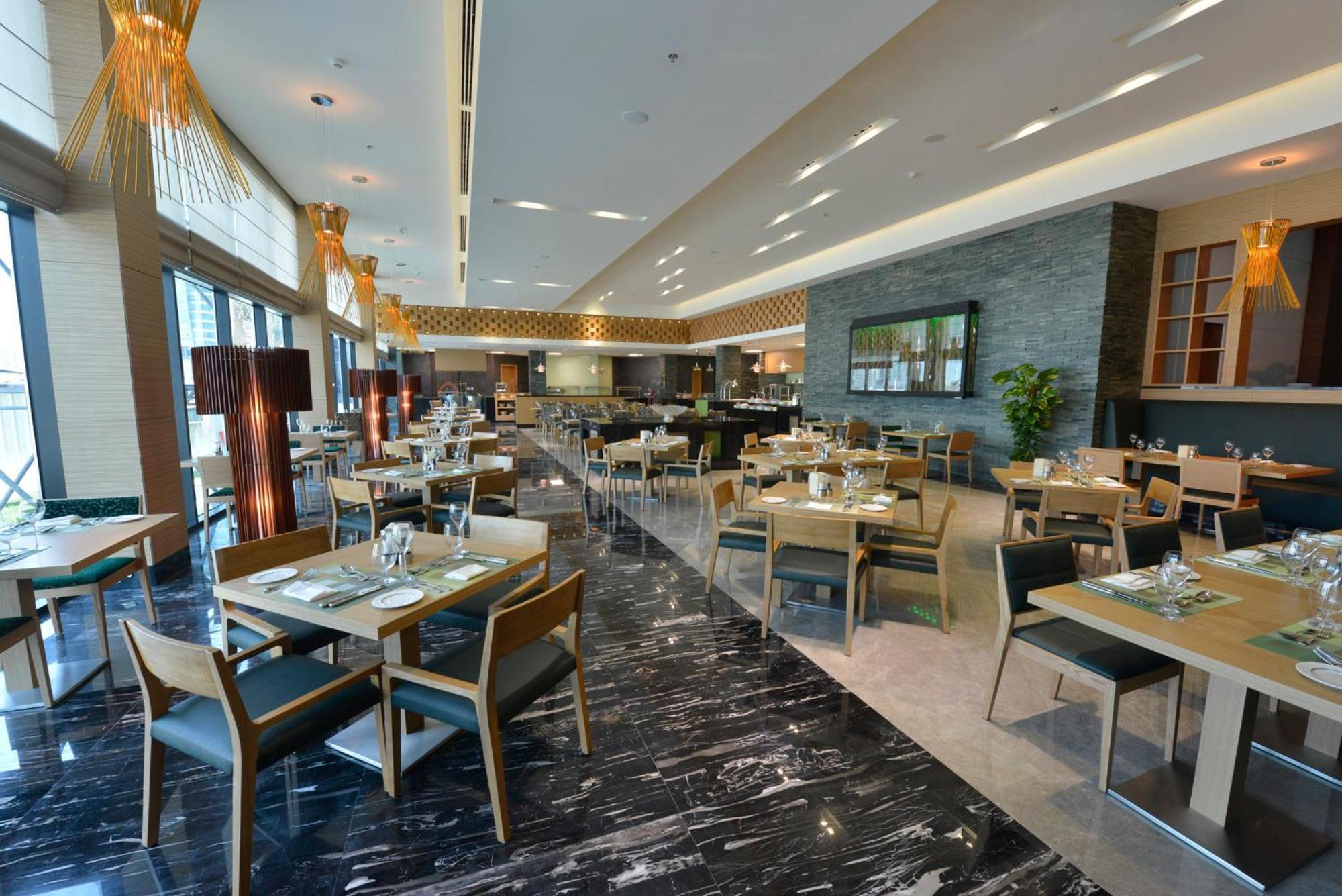 Ramee Grand Hotel And Spa Manama Exterior foto The restaurant